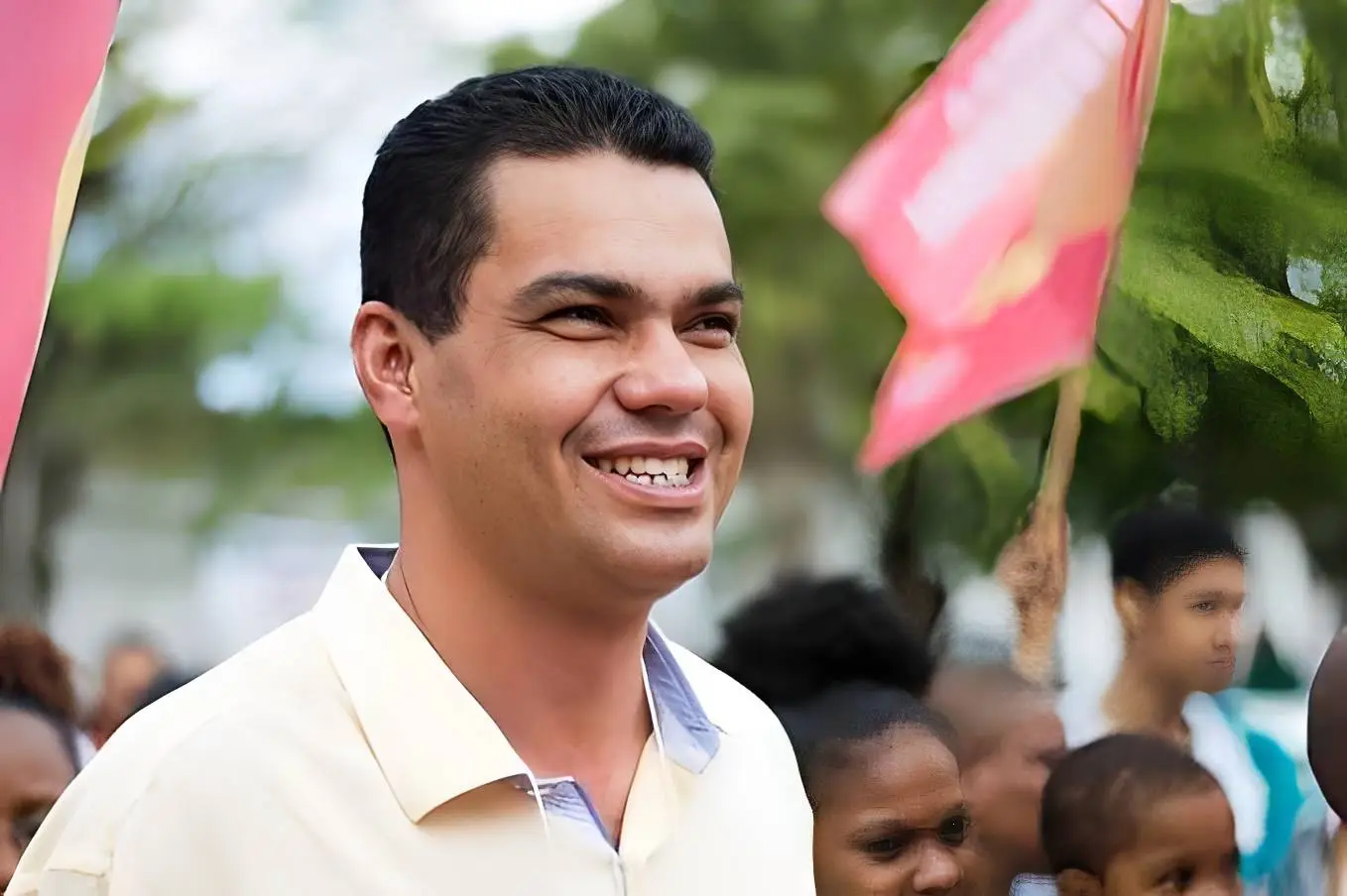 Dal sorrindo em meio à população durante agenda na Bahia