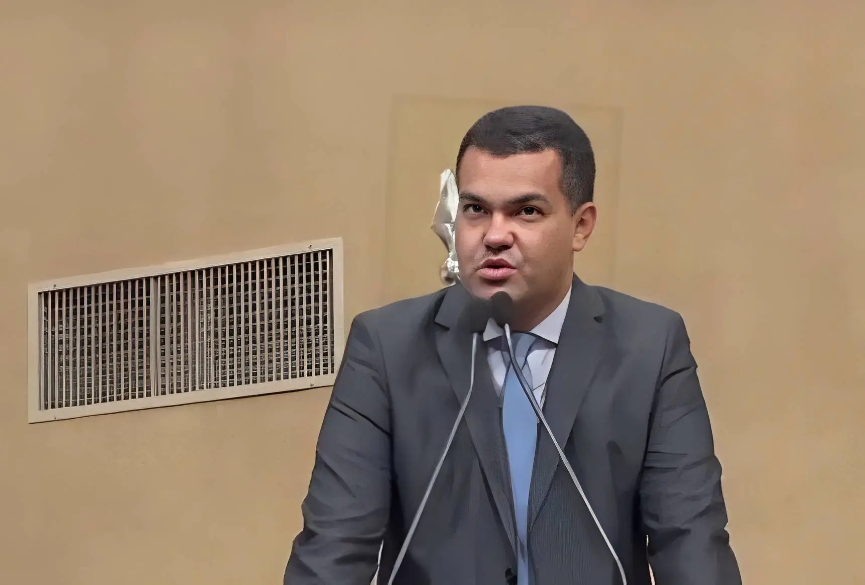 Dal discursando na tribuna